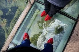 Ему сюда надо.