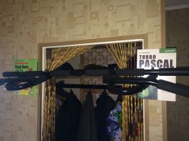 Этточно - вот навесной турник в моей квартире, который чтоб стены не портил упорами при нагрузке - книгами подкладываю)