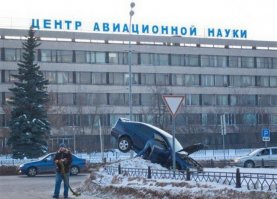 В Туле Лексус приземлился на два припаркованных автомобиля