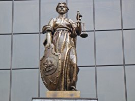 "...наша слепоглухонемая Фемида..." 
Просто приведу фото статуи Фемиды перед Верховным Судом РФ. :)
Не слепая и не карающая. :)