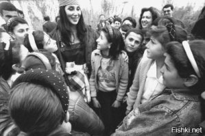 Шер поехала в Ереван в 1993г. в разгар войны. Ее визит в Армению проходил под патронажем Объединенного армянского фонда (United Armenian Fund). Она прибыла в Ереван, похожий на померкшую тень когда-то процветающего города, на грузовом самолете. Певица привезла в Армению помощь примерно на 3 миллиона долларов: 45 тонн медикаментов, книг, печатного оборудования, сладостей и игрушек, в том числе, знаменитых кукол Барби.