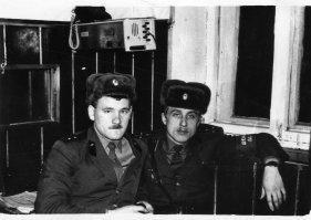 Я для тебя, идиота, фотки две своих  выложу. Я дежурный по парку и в Ленинской комнате. На форму обрати внимание, можешь примерно год прикинуть. И поищи эту фотку в сети, хер найдёшь, нет их там, первый раз выкладываю.