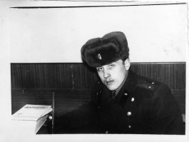 Я для тебя, идиота, фотки две своих  выложу. Я дежурный по парку и в Ленинской комнате. На форму обрати внимание, можешь примерно год прикинуть. И поищи эту фотку в сети, хер найдёшь, нет их там, первый раз выкладываю.