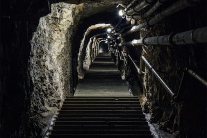 Строго говоря,это не спуск в бункер, а подъем из бункера.