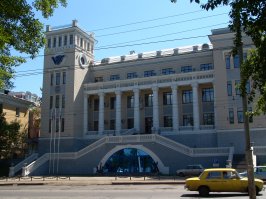 Тут написали, что Самара -не такая, типа, исказил автор прекрасный лик города. Во-первых, она, конечно, разная, есть и советские постройки, целые районы, есть и современные здания (их намного меньше), но есть и все это, что изображено на фото и этих зданий в Самаре-сотни и сотни. И не ремонтируют их совсем не из-за проживающих там, как тут кто-то додумался написать, а просто в городе тратили деньги как угодно, но только не  на благоустройство города, недаром в Самаре сменилось куча губеров и мэров, как правило, они все воровали. Раньше деньги были, но их воровали, сейчас у города денег нет (большинство предприятий закрыто, порушено), город живет за счет области, но и область имеет немало проблемных предприятий (тот же ВАЗ). Город стал оживать года три-четыре назад, пропали горы мусора во дворах, стали чаще вывозить мусор, появились стройки, обновилась и продолжает обновляться набережная, а сейчас улучшается дорожная проблема, стали приводить в порядок улицы и здания в районе речного вокзала и ж/д вокзала (город входит в число принимающих ЧМ по футболу). Но ремонт чисто косметический фасадов старинных зданий-это "потемкинские деревни", т.е. очковтирательство. Город, конечно, красивый, есть замечательные парки, набережная-одна из самых красивых среди волжеских городов. Но старые здания портят лицо города, хотя, конечно, придают ему шарм старины, если бы их реставрировать, то Самара стала бы жемчужиной среди всех городов Поволжья.