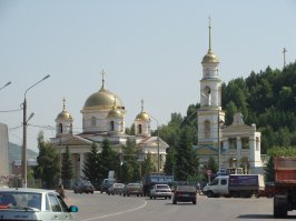 Тут написали, что Самара -не такая, типа, исказил автор прекрасный лик города. Во-первых, она, конечно, разная, есть и советские постройки, целые районы, есть и современные здания (их намного меньше), но есть и все это, что изображено на фото и этих зданий в Самаре-сотни и сотни. И не ремонтируют их совсем не из-за проживающих там, как тут кто-то додумался написать, а просто в городе тратили деньги как угодно, но только не  на благоустройство города, недаром в Самаре сменилось куча губеров и мэров, как правило, они все воровали. Раньше деньги были, но их воровали, сейчас у города денег нет (большинство предприятий закрыто, порушено), город живет за счет области, но и область имеет немало проблемных предприятий (тот же ВАЗ). Город стал оживать года три-четыре назад, пропали горы мусора во дворах, стали чаще вывозить мусор, появились стройки, обновилась и продолжает обновляться набережная, а сейчас улучшается дорожная проблема, стали приводить в порядок улицы и здания в районе речного вокзала и ж/д вокзала (город входит в число принимающих ЧМ по футболу). Но ремонт чисто косметический фасадов старинных зданий-это "потемкинские деревни", т.е. очковтирательство. Город, конечно, красивый, есть замечательные парки, набережная-одна из самых красивых среди волжеских городов. Но старые здания портят лицо города, хотя, конечно, придают ему шарм старины, если бы их реставрировать, то Самара стала бы жемчужиной среди всех городов Поволжья.