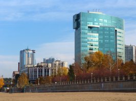 Тут написали, что Самара -не такая, типа, исказил автор прекрасный лик города. Во-первых, она, конечно, разная, есть и советские постройки, целые районы, есть и современные здания (их намного меньше), но есть и все это, что изображено на фото и этих зданий в Самаре-сотни и сотни. И не ремонтируют их совсем не из-за проживающих там, как тут кто-то додумался написать, а просто в городе тратили деньги как угодно, но только не  на благоустройство города, недаром в Самаре сменилось куча губеров и мэров, как правило, они все воровали. Раньше деньги были, но их воровали, сейчас у города денег нет (большинство предприятий закрыто, порушено), город живет за счет области, но и область имеет немало проблемных предприятий (тот же ВАЗ). Город стал оживать года три-четыре назад, пропали горы мусора во дворах, стали чаще вывозить мусор, появились стройки, обновилась и продолжает обновляться набережная, а сейчас улучшается дорожная проблема, стали приводить в порядок улицы и здания в районе речного вокзала и ж/д вокзала (город входит в число принимающих ЧМ по футболу). Но ремонт чисто косметический фасадов старинных зданий-это "потемкинские деревни", т.е. очковтирательство. Город, конечно, красивый, есть замечательные парки, набережная-одна из самых красивых среди волжеских городов. Но старые здания портят лицо города, хотя, конечно, придают ему шарм старины, если бы их реставрировать, то Самара стала бы жемчужиной среди всех городов Поволжья.