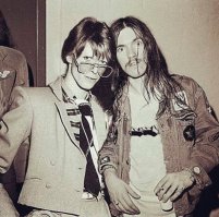 Дядьку справа узнали?)