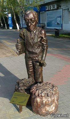 Такие комментарии как Ваш (и мой тоже), живо обрастают минусами). Зомби-пацреоты стараются.
Добавлю свое ощущение действительности. Вот мой городок, в следующем году будет отмечаться круглая дата от основания. Как будто нынешняя власть его основывала...
Оно конечно приятно, когда наводят внешний марафет. Но красна изба не углами. Тротуарную плитку жрать не будешь. Почти все градообразующие предприятия или давно исчезли, или влачат жалкое существование. Работы нет. С детскими садами "у нас все хорошо". Ага, выбивал место с областной прокуратурой (местная "не справилась"). При этом два помещения д/с отдали церкви. Медицина в жутком состоянии. Вот даже сейчас отвез жену с ребенком на обследование за 350 км. Здесь - жопа. Инфекционное отделение должны были по предписанию прокуратуры отремонтировать. Несколько лет прошло, все на месте. Кроме магазинов ничего в городе не строится. Но и магазинные помещения стоят полупустые, у людей не на что покупать. Магазин открывается, и через месяц-два закрылся. В товар и аренду деньги вложены, а покупателей нет. Зато перед налоговой поставили памятник  (картинки что-то не грузятся).