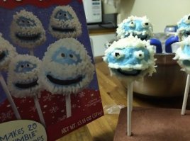 Вот сижу я сейчас в восемь утра с племянницей и не могу двух летке объяснить ,а это что такое)) помогите.Есть версия что это мороженое с кокосовой стружкой на башке