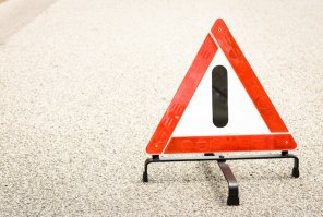 даже боюсь подумать, что бы у нас случилось, если бы на автомагистрали так встали автомобили и кто-то сзади несся на бешеной скорости..
У нас закон - обезопасить место аварии, на автобане за 150 - 400 метров установить треугольник. 
В ситуации, когда на автобане одно из транспортных средств внезапно остановилось,, все проезжающие автомобили сразу врубают аварийку, предупреждая об опасности народ сзади.
Недавно, кстати, автомобиль тесла, управляемый автопилом тоже не распознал белый автомобиль на белом горизонте, мужик в авто погиб. Вроде подправили баг в программе.