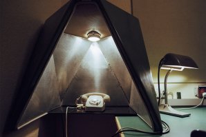 Вот это не телефонная будка. Это специальное устройство в кабинете одного из командиров. Это устройство очень эффективно глушит и искажает звук, поэтому человек "за дверью" не сможет прослушать секретный разговор.