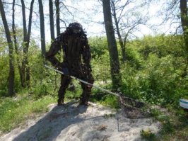 У нас в области пока видела только таких гигантов.
Первый - "Ловец утренней росы"
Второй - "Малыш", а позади него металлический эквилибрист.
И в публикации и реальные гиганты вызывают только восторг)))