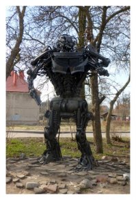 У нас в области пока видела только таких гигантов.
Первый - "Ловец утренней росы"
Второй - "Малыш", а позади него металлический эквилибрист.
И в публикации и реальные гиганты вызывают только восторг)))