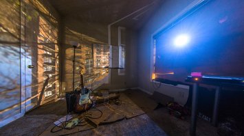 Здесь не случайная игра теней! Ну улице действительно стоит автомобиль (возможно, один) и через отверстия в шторе картинка проецируется на потолок.
Как в Камере Обскура.