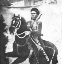 В семейном архиве много подобных фотографий, особенно довоенных. Видимо фотографы разъезжали со своим инвентарём по деревням и сёлам.
Когда публикую что либо из них, всегда честно предупреждаю - НЕ ФОТОШОП!               ;)