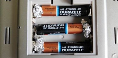 "Чтобы продлить жизнь батареек, проложите клочками фольги полюс "+" каждой батарейки. Такая система будет работать долго и безупречно."

Какая ересь! на фото - способ вставить батарейки ААА вместо АА, а не продлить их жизнь.

Ну а про отбеливание зубов - это вообще жесть. Вообще-то способ алюминиевая фольга + сода применяется для чистки серебра. Кому интересно - можете погуглить какая химическая (ионнообменная) реакция там протекает. Я не думаю, что сей процесс будет полезен для зубов и в целом для организма. Давайте не забывать, что алюминий для человека - яд. А нетравимся мы им только потому, что он мгновенно окисляется и становится инертен. (кстати, поэтому не рекомендуется чистить алюминиевую посуду абразивами и варить в ней кислотосодержащие продукты).