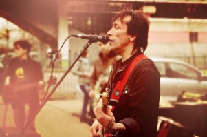 Внешне не совсем,  но поет его голосом!!! И как Цой почти группа  очень  часто выступает на ВДНХ г. Москва , и катается по городам группа #Солнечные дни"