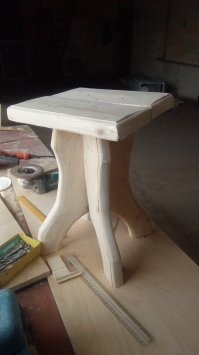 две доски и 40 минут работы, и у друзей на даче есть табурет!