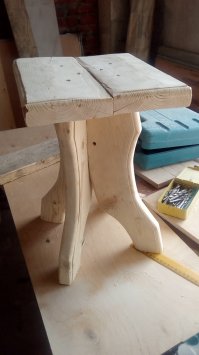 две доски и 40 минут работы, и у друзей на даче есть табурет!