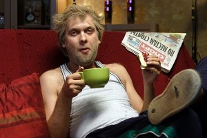  Три озорных енота подрались из-за колеса велосипеда