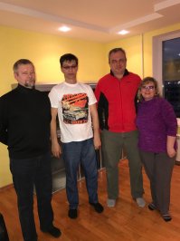 Там, в фильме, встречаются дети тех, погибших солдат. А у меня такая встреча была в реальности. Я долго искал информацию о своём погибшем дедушке. Выяснилось что он был в морской пехоте и погиб под Демянском в феврале 42-го. Потом нашёл внуков бойцов того самого батальона, в котором он служил и которые погибли в тот день в бою. Сначала одного на форуме поисковиков Демянска. Потом другого, написавшего об этом книгу. 9 мая это года мы встретились. Я даже не очень верил что всё получиться, но мы сидели рядом и разговаривали о них. До сих пор как вспомню-горло сжимается. На фото внуки бойцов 154-ой отдельной морской стрелковой бригады, погибших 19-го февраля 1942 года у деревни Хмели, недалеко от  Демянска.