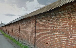 А вот знаменитая стена.