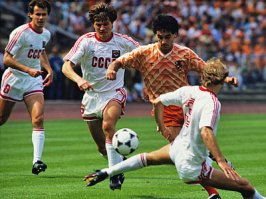 Родившись в 70-м, ту игру не видел и не мог видеть. Помню игры 86-88 года...