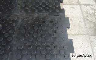 (ИМХО) полная хрень.... крайне не функционально. потом "дрожать" над этим полом? в гараже бывает иногда и железяку тяжёлую и корявую уронишь... и масло прольёшь....  х.з. но на мой взгляд, исходя из специфики, в гараже пол должен быть не красив а прочен и ремонтопригоден. по мне так лучшее это что нибудь из этой серии. у меня в гараже вот такое. 380 р за единицу. в итоге цена вопроса 760р "за квадрат".