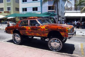 Фото с синим Каеном с <span style='color:gray'>[мат]</span>#тыми дисками  - Miami Beach, там всегда странные машины катаются