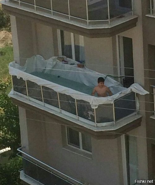 Этот креатив, годен на премию Дарвина, балкон не рассчитан на такие нагрузки и рано или поздно .....