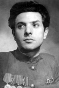 Человек не понаслышке знает что такое война. В 41-м ушёл добровольцем на фронт. Был на первых рубежах. Воевал на Калининском и Воронежском фронтах. Был тяжело ранен, чуть не потерял ногу. Всю жизнь потом прихрамывал. Великий актёр и человек.