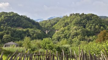 Были в Абхазии в прошлом году. Комнату в Сухуме с кондиционером сняли за 1000 руб./сут. и машина ночью стояла во дворе. Объездили всё до чего смогли доехать или дойти. Денег потратили сколько точно не считал, но совсем немного. Питались в кафе или дома, причем хозяйка готова была нам готовить за отдельную, но очень умеренную плату. Пару раз её предложением воспользовались, было очень вкусно. По всей видимости очень зависит от хозяев, где ты снимаешь жильё. Нам повезло и дом чистый и семья очень гостеприимная. А поведение местных напрягало только на дорогах, гоняют они там конечно, как в мозг ужаленные, например, на горной дороге закрытый поворот, а они смело идут на обгон. Наша хозяйка в первый же день нас предупредила, чтобы мы ни в коем случае не оставляли ничего без присмотра ни в машине, ни на пляже, потому что воруют. Поэтому мы кроме плавок, полотенца и покрывала на пляж ничего не брали. Кроме этого, она подсказала некоторые места, которые не пользуются популярностью у туристов, а места там просто чумовые. Короче, нам понравилось.