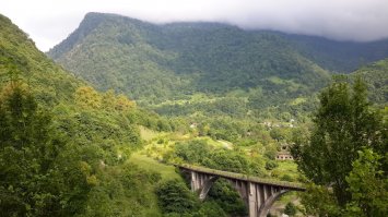 Были в Абхазии в прошлом году. Комнату в Сухуме с кондиционером сняли за 1000 руб./сут. и машина ночью стояла во дворе. Объездили всё до чего смогли доехать или дойти. Денег потратили сколько точно не считал, но совсем немного. Питались в кафе или дома, причем хозяйка готова была нам готовить за отдельную, но очень умеренную плату. Пару раз её предложением воспользовались, было очень вкусно. По всей видимости очень зависит от хозяев, где ты снимаешь жильё. Нам повезло и дом чистый и семья очень гостеприимная. А поведение местных напрягало только на дорогах, гоняют они там конечно, как в мозг ужаленные, например, на горной дороге закрытый поворот, а они смело идут на обгон. Наша хозяйка в первый же день нас предупредила, чтобы мы ни в коем случае не оставляли ничего без присмотра ни в машине, ни на пляже, потому что воруют. Поэтому мы кроме плавок, полотенца и покрывала на пляж ничего не брали. Кроме этого, она подсказала некоторые места, которые не пользуются популярностью у туристов, а места там просто чумовые. Короче, нам понравилось.