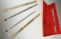 Меч Победы



 Меч Победы  представляет собой образец авторского, художественно украшенного, длинноклинкового оружия, покрыт золотом высшей 999,9 пробы. Особую парадность изделию придает инкрустация полудрагоценными уральскими камнями: гранатом, символизирующим пролитую кровь, и голубым топазом - символом мира. Длина клинка составляет 1,2 метра, а вес - более 5 килограммов. Клинок  Меча Победы  выполнен из высоколегированной стали, отличающейся особой твердостью и упругостью. Его украшает растительный орнамент и дарственная надпись. На другой стороне изделия высечены знаменитые слова Александра Невского: "Кто с мечом к нам придет, тот от меча и погибнет". Всего изготовлено 9 мечей.