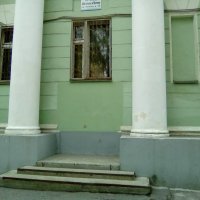 Здесь раньше был ещё один выход. Теперь просто окно.