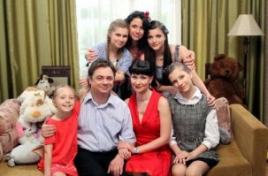 Зато это сериал полностью наш!
 Папины дочки    российский комедийный телесериал (ситком) производства компаний  Киноконстанта  (сезоны 1 3),  КостаФильм  (сезоны 4 18), Yellow, Black and White (сезоны 19 20) по заказу СТС. 
Это оригинальный российский ситком, авторы идеи   Вячеслав Муругов и Александр Роднянский. 
Сериал не раз выводил телеканал СТС на первое место по рейтингам, а также четырежды получал телевизионную награду  ТЭФИ .