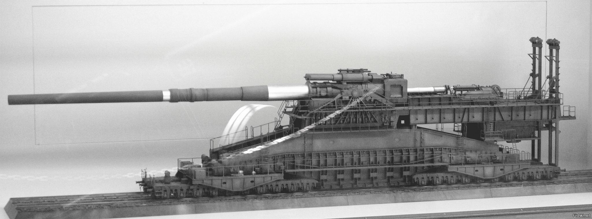 Или вот такой снарядик. Калибр 807 мм. Пушка Дора. Снаряд:	4,8 тонн фугасный; 7 тонн бетонобойный.