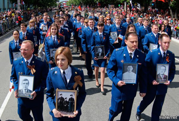 Верх идиотизма наплевать на свою родную, на память дедов и прадедов своих, ради кого? Ради чужого дяди, которому и дела то никогда не было до ее семейства и страну он не защитил а п.р.о.е.б.а.л. 
Через таких фанатиков нам пытаются привить из гордости победителе, культ аутсайдеров и дегенератов, а вот х.у.й ил на глупую рожу.