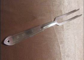 Раньше, чтобы "потрогать", специальные вилки в хлебных отделах на верёвочку были привязаны... Теперь каждая единица хлебобулочного изделия идёт в индивидуальной упаковке - трогай, не хочу. 
(ха, ирония, в посте: "Вещи из будущего...", разместил фото вещи из прошлого)