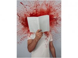 Я так НИХЕРАШЕНЬКИ не понимаю в части доп.измерений. Даже все эти свернутые пространства, в которых вибрируют струны, они все равно имеют в итоге три пространственных измерения. Это как шарик в коробке. Коробка имеет три измерения, как ни крути, и совершенно не важно, что там с шариком - любую точку шарика можно определить тремя координатам относительно коробки.