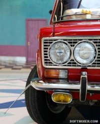 А для чего эти антенны нужны были?
У нас во дворе жил водитель черной волги какой то партийной шишки, и он часто ставил эту Волгу во дворе. Там был радиотелефон, и антенны там были сверху, как и положено. 
Так зачем тут антенны снизу?