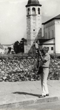 Вкратце -из 5 тетрадей (по 96 листов) описания путешествия  надергали весь негатив (еще и не факт, что там это написано) -на 10 листов, добавили фотографий из 1990-91 годов и вылили читателям на головы (кто то очень хочет нас убедить в том как все плохо было в СССР).

 А вот собственно нашел  фотографии самих Решетниковых -
Теперь сравните с теми, что выложил Лизунчик - следим внимательно за пальцами! Плавным движением руки положительные фото Решетниковых из 1982 года убираем, а фотографии развала СССР из 1990-91 годов подставляем!
 
P.S. Да и кстати, перед повествованием Решетников ненавязчиво рассказывает, что первую машину купил в 1976 году, а вторую в 1981 году, на поездку только на бензин потратили 700 рублей ...да уж -"плохо" жилось в СССР.