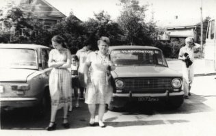 Вкратце -из 5 тетрадей (по 96 листов) описания путешествия  надергали весь негатив (еще и не факт, что там это написано) -на 10 листов, добавили фотографий из 1990-91 годов и вылили читателям на головы (кто то очень хочет нас убедить в том как все плохо было в СССР).

 А вот собственно нашел  фотографии самих Решетниковых -
Теперь сравните с теми, что выложил Лизунчик - следим внимательно за пальцами! Плавным движением руки положительные фото Решетниковых из 1982 года убираем, а фотографии развала СССР из 1990-91 годов подставляем!
 
P.S. Да и кстати, перед повествованием Решетников ненавязчиво рассказывает, что первую машину купил в 1976 году, а вторую в 1981 году, на поездку только на бензин потратили 700 рублей ...да уж -"плохо" жилось в СССР.