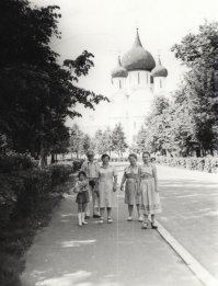 Вкратце -из 5 тетрадей (по 96 листов) описания путешествия  надергали весь негатив (еще и не факт, что там это написано) -на 10 листов, добавили фотографий из 1990-91 годов и вылили читателям на головы (кто то очень хочет нас убедить в том как все плохо было в СССР).

 А вот собственно нашел  фотографии самих Решетниковых -
Теперь сравните с теми, что выложил Лизунчик - следим внимательно за пальцами! Плавным движением руки положительные фото Решетниковых из 1982 года убираем, а фотографии развала СССР из 1990-91 годов подставляем!
 
P.S. Да и кстати, перед повествованием Решетников ненавязчиво рассказывает, что первую машину купил в 1976 году, а вторую в 1981 году, на поездку только на бензин потратили 700 рублей ...да уж -"плохо" жилось в СССР.