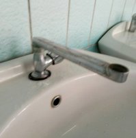 Я конечно понимаю что автор просто скопировал данную статью где-то в нете,но хоть бы посмотрел что он выставляет.
На машине специальная надпись которую НОРМАЛЬНО видно в зеркало заднего вида.Ну а кран это вообще баян,таких полно,например,в школах,чтоб дети пили воду когда захотят.Вывод,пост тупо ради лайков,поставлю диз:)