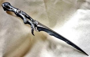 Нож "Мощь Тьян Луна" работы Андрея Корешкова. Выкован из метеорита. Понятно, что это дорогая игрушка, но, красив, зараза :)