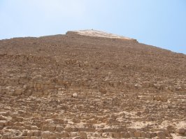 "Удивляет то, как можно было расположить большие камни так, чтобы между ними не прошел даже человеческий волос?"
"Пирамида Хеопса состоит из 2,3 миллионов каменных блоков, подобранных друг к другу с математической точностью"

И почему я совсем не верю автору?
ЗЫ И кстати, факт это реальное событие или результат. Единственный факт в этом посте то что фактов тут нет