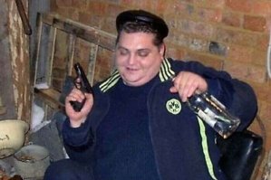 Да ребята, разрешите им короткоствол ..и тогда случаи как на фото из единичных превратятся в массовые! Они будут в пьяном виде понтоваться  перед своими ТП не пневматической копией , а боевым оружием. На дорогах будут устраивать разборки с перестрелками, выяснять отношения в кафе во время пьянки. А потом когда все граждане вооружатся и наслушаются историй про их подвиги -начнут палить во всякого кто громко кашлянул или просто побежал в нашу сторону, вот тогда наступит райская жизнь