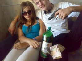 Да ребята, разрешите им короткоствол ..и тогда случаи как на фото из единичных превратятся в массовые! Они будут в пьяном виде понтоваться  перед своими ТП не пневматической копией , а боевым оружием. На дорогах будут устраивать разборки с перестрелками, выяснять отношения в кафе во время пьянки. А потом когда все граждане вооружатся и наслушаются историй про их подвиги -начнут палить во всякого кто громко кашлянул или просто побежал в нашу сторону, вот тогда наступит райская жизнь